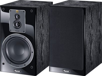 Signature 503 boghøjttalere sort, set forfra og i vinkel, den ene med aftagelig frontgrill, den anden viser cirkulær tweeter og woofer
