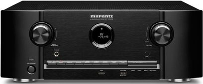 Marantz SR6006 sort home-cinema-forstærker, set forfra, børstet aluminiumsfront, blå skærm, knapper, USB-porte og jackstik