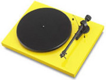 Pro-Ject Debut III gul pladespiller på gul fod, sort tonarm med modvægt, mat sort pladeskive