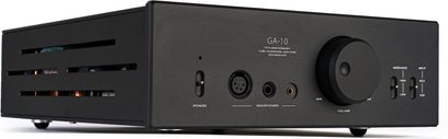 Hovedtelefonforforstærker Hifiman GA-10, set fra en vinkel, sort front, cirkulær volumenkontrol, hovedtelefonstik, tænd/sluk-knap