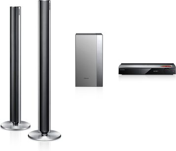 Samsung HT-FS9200 hjemmebiografsystem bestående af to sorte tårnhøjtalere, en basreflekshøjttaler og en Blu-ray-afspiller