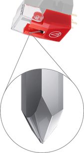 Diamant til pladespiller pickup VMN40ML, rød krop, forgyldte stik, nærbillede af nålespids, poleret geometrisk form, sort baggrund