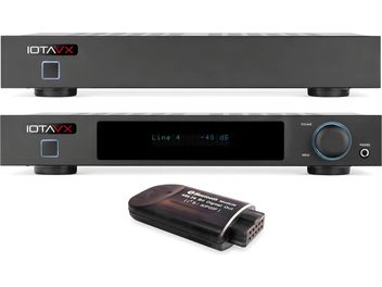 Zwarte IOTAVX hi-fi-versterker vooraanzicht met centraal scherm volumeknop en aparte Bluetooth-module