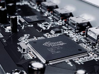 Černý tištěný obvod předzesilovače Emotiva BASX MC-700 s elektronickými součástkami a bílým logem modelu