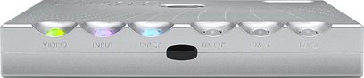 Partea frontală a unui convertor audio DAC Chord Electronics Hugo M Scaller argintiu, porturi audio și buton de pornire