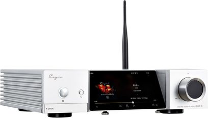 Lettore audio di rete Cayin iDAP-8 in alluminio argento, vista frontale tre quarti, con alette di dissipazione a sinistra, schermo touch nero centrale, grande manopola rotante a destra e antenna verticale nera