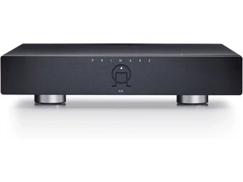 Stereo předzesilovač Primare R35 černý, pohled zepředu, 2 stříbrné otočné knoflíky, stříbrné logo, matně černý čelní panel