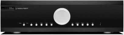 Musical Fidelity M6xi sort integreret stereoforstærker, frontpanel med stor central lydstyrkeknap og sølvfarvede betjeningselementer