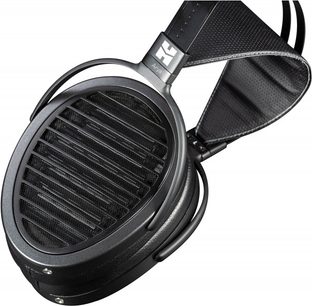 Åbent hi-fi hovedsæt Hifiman Arya, set fra venstre profil, cirkulære sorte gitterdrevne ørekopper, hovedbøjle og ørepuder i sort læder