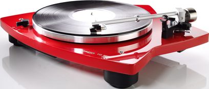Platine vinyles Thorens TD 209 rouge laqué, vue de dessus en plongée, plateau tournant argenté, bras de lecture noir