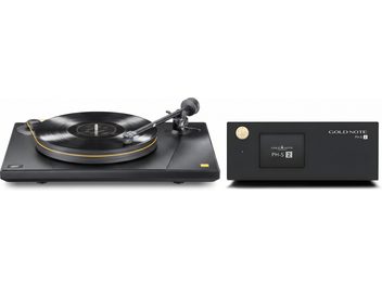 Schwarzer Plattenspieler mit goldener Zierleiste und Schallplatte, zusammen mit einem Phono-Vorverstärker Gold Note PH-5 2 mit Display