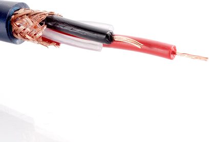 Detailní boční záběr na subwooferový kabel Inakustik Connect 212 Sub-Mono 3 m, modrý plastový plášť rozříznutý odhalující měděné opletení a tři jednotlivé vodiče – černý, bílý a červený s měděnými vlákny.