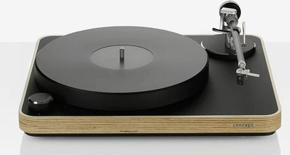 Černý vinylový gramofon ClearAudio Concept s raménkem, přenoskou a kloubovou figurkou umístěnou na otočném talíři