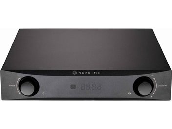 Nuprime IDA-8 sort integreret hi-fi stereo forstærker i metal, set forfra med let nedadgående vinkel, rektangulært kabinet med skrå front, to store drejeknapper, diskret tænd/sluk-knap, centralt LED-display og Nuprime-logo
