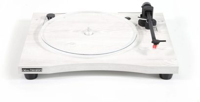 New Horizon 129 witte platenspeler, bovenaanzicht, zwarte toonarm, transparante platenplaat, wit houten chassis