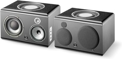 To Focal SM9-monitorhøjttalere, en set forfra og en set fra siden, med synlige højttalerenheder og central diskant, mat sort kabinet