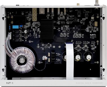 Ψηφιακό μεταφορικό Matrix Audio NT-1 σε ασημί αλουμίνιο, εσωτερική άποψη από πάνω που δείχνει μαύρη πλακέτα με χάλκινο τοροειδή μετασχηματιστή, φαρδιά λευκή καλωδιοταινία, μαύρη ψύκτρα με πτερύγια και κυλινδρικούς πυκνωτές