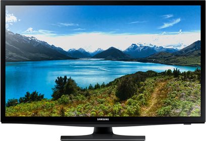 Samsung UE28J4100-fjernsyn, der viser et snedækket bjerglandskab, der spejler sig i en blå sø omgivet af vegetation