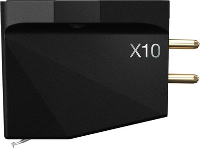 Черна хи-фи клетка Ortofon MC X10 с матова метална повърхност, ляв страничен изглед, скосен правоъгълен корпус с надпис X10, златни контактни пини и видима тънка игла за четене
