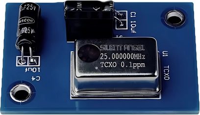 25,000000MHz TCXO křemenný oscilátor 0,1ppm na modré desce plošných spojů s elektronickými součástkami a konektory