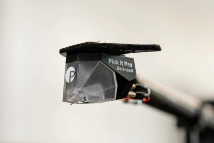 Célula phono Pick it Pro Balanced preta em close-up sobre o diamante e a conectividade do gira‑discos