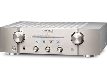 Wzmacniacz stereo hi-fi Marantz PM7005 w kolorze srebrno-złotym, widok z przodu, srebrny panel przedni z przyciskami i gniazdami, dwa srebrne pokrętła