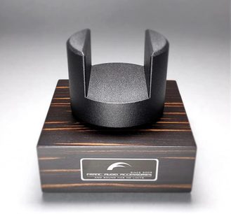 Kabelový stojan Franc Audio Accessories z tmavého lakového dřeva, tvaru U, s kovovou deskou s gravírovaným nápisem na základně