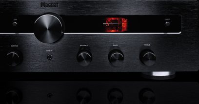 Magnat MR 750 stereoforstærker set forfra, sorte drejekontakter, rødt display, front i børstet sort aluminium