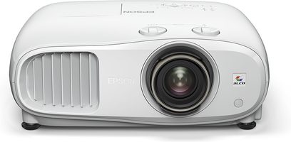Videoproiector Epson EH-TW7100 alb, vedere frontală, obiectiv centrat, grilaje de ventilație laterale, două butoane rotative în partea de sus