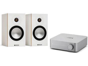 Ζεύγος λευκών ηχείων βιβλιοθήκης Monitor Audio με ασημί δικτυακό ενισχυτή WiiM, σε μπροστινή και τριών τετάρτων όψη