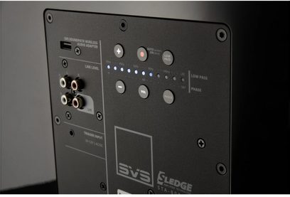 Bagpanel på den sorte, lakerede SVS SB-3000 subwoofer med tilslutninger og justeringer af lydstyrke, fase og lavpasfilter