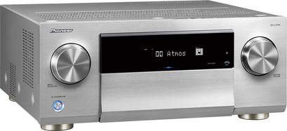Pioneer SC-LX704 sølvfarvet hjemmebiografsforstærker, set forfra, sølvfarvet front med LED-skærm, der viser "00 Atmos", 2 drejeknappper