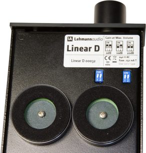 Lehmann Audio Linear D sett nedenfra, svart kabinett med hvit etikett, to blå brytere og runde føtter