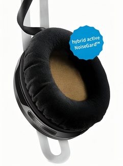 Sort hovedtelefon hængende, set fra venstre profil, med en blå "hybrid active NoiseGard" mærkat på ørekoppen