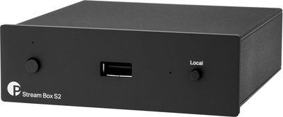 Stream Box S2 zwart, perspectiefweergave, rechthoekige behuizing, voorzijde met links een draaiknop, centrale USB-poort, rechterknop.
