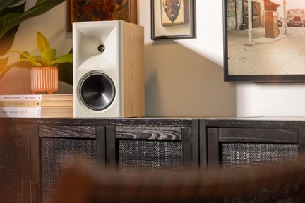 Klipsch Regallautsprecher aus hellem Holz mit weißer Front, Hornhochtöner und großem schwarzem Tieftöner