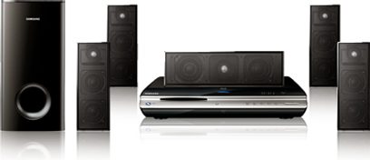 Sort Samsung HT-BD2ER hjemmebiografsystem bestående af 5 højttalere, 1 subwoofer og 1 Blu-ray-afspiller, set forfra