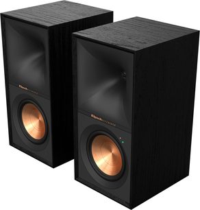 Pereche de boxe wireless Klipsch R-50PM negre, difuzoare din cupru, logo auriu, vedere frontală pe fundal alb