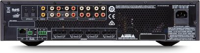 Ampli multiroom NAD CI8-150 DSP i sort metal, bagside med perforeret ventilationsrist til højre, rækker af farvede RCA-indgange, to optiske porte, koaksial indgang, klikbare højttalerterminaler, LAN-port, triggerterminal og IEC-strømstik
