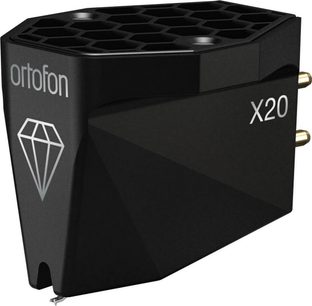 Ortofon MC X20 yüksek kaliteli ses hücresi, mat siyah sentetik malzemeden üretilmiş, hafif eğimli üç çeyrek ön görünüm, petek deseni üst yüzey, cila işlemeli yan yüz, beyaz elmas logo ve arka tarafında iki adet altın renkli metal pim