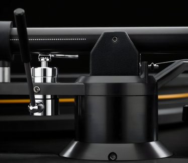 Tocadiscos de vinilo negro, primer plano del brazo de lectura y mecanismo de metal plateado