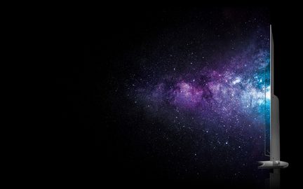 Stjernebestrøet himmel med lilla og blå galakse, skinnende stjerner mod den mørke rumhimmel, set gennem et teleskop