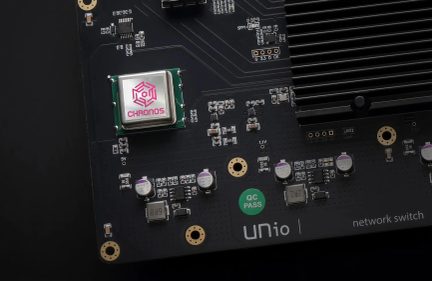 Unio-netværksswitch, sort elektronisk printkort med Chronos-chip og ribbekøleprofil