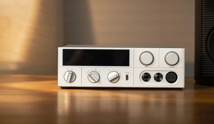 Hõbedasest alumiiniumist audioseade, vaade eest, suur ekraan, rihveldatud nupud, USB‑C, kõrvaklapipesa ja 4‑kontaktiline XLR väljund