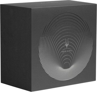 Sort Meze Audio-æske med sølvfarvet lyrelogo og koncentrisk designmotiv på forsiden