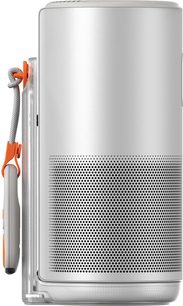 XGIMI MoGo 4 videoprojektor + PowerBase Stand i sølvfarget metallfinish, kompakt sylindrisk kropp med stor perforert nedre grill, oransje sidehåndtak og gjennomsiktig base, sett fra siden
