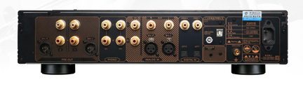 Hi-fi forforstærker A0-1PRE set bagfra, mange RCA-, XLR-, koaksiale, optiske og USB-lydindgange