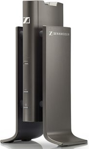 Öppen hi-fi-hörlurar Sennheiser RS-180 i svart, framifrånvy, stående vertikalt på sin mörkgrå laddningsstation