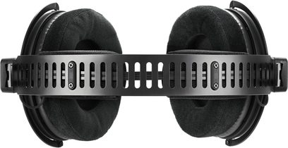 Audio Technica ATH-R50X sort, åben, kablet hi-fi-hovedtelefon set fra oven, med perforeret metalbøjle og store circum-aurale ørepuder i velour