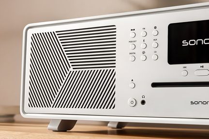Kompakte weiße Sonoro Hi-Fi-Anlage von vorne, perforierte Front, LCD-Display, Bedienelemente